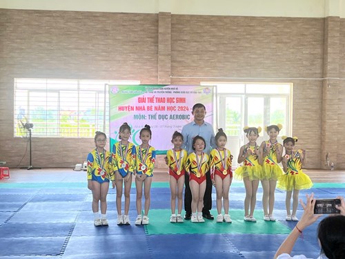 Học sinh đạt giải Nhì hội thi Aerobic nhóm 3 người khối 1-3